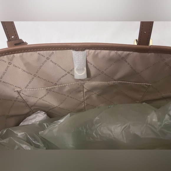 MICHAEL KORS Jet Set Medium Carryall Tote - Picture 7 of 8